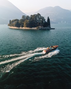 While waiting for optimal ski conditions, SwisSkiSafari might take a detour to Lombardy. Touring Lake Iseo aboard a Riva yacht. 