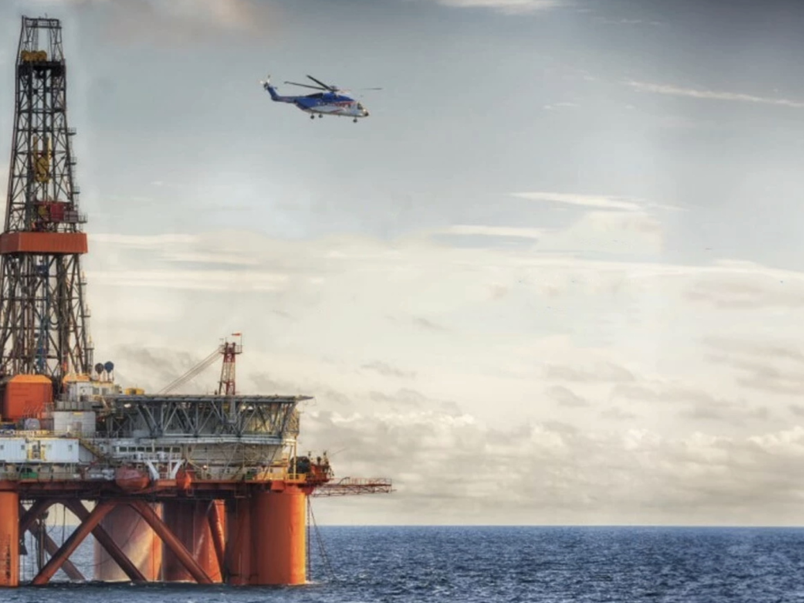 A Sikorsky S-92 flies over an offshore oil platform. | Image: AvBuyer.com