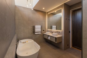 A bathroom at flockhill