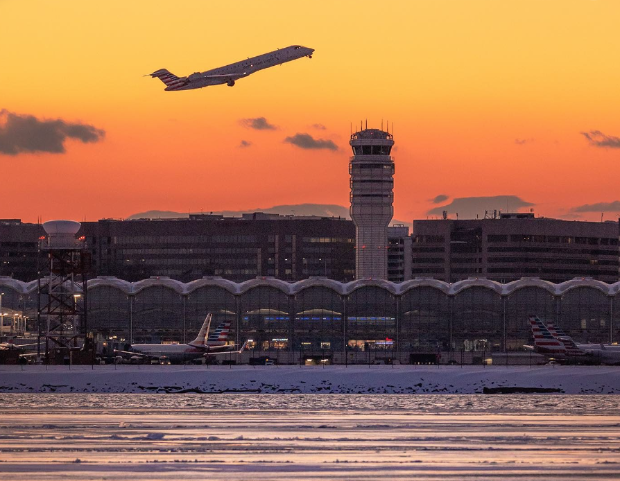 An American Eagle CRJ departs DCA
